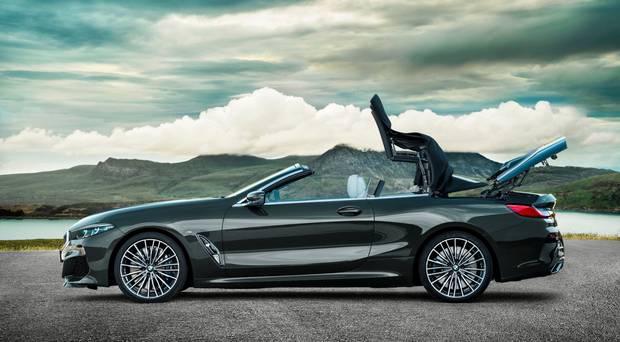 Vehicle with a retractable soft top roof system