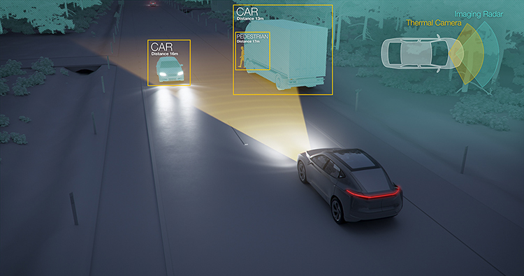 Auto mit Nachtsichtsystem erkennt Fahrzeuge und Fußgänger mithilfe von Radar und Thermalkamera.