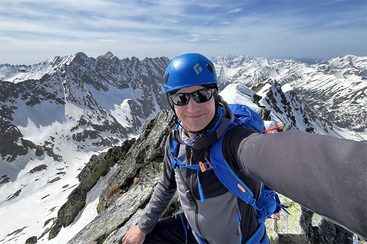 Corneliu Buciuc macht ein Selfie auf dem Gipfel eines Berges in Europa