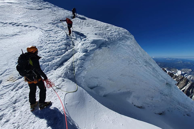 Corneliu Buciuc und Freunde beim Aufstieg auf einen Berggipfel in Europa
