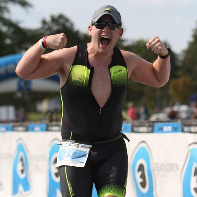 El triatleta Luke Laidlaw celebra en la meta con los brazos en alto